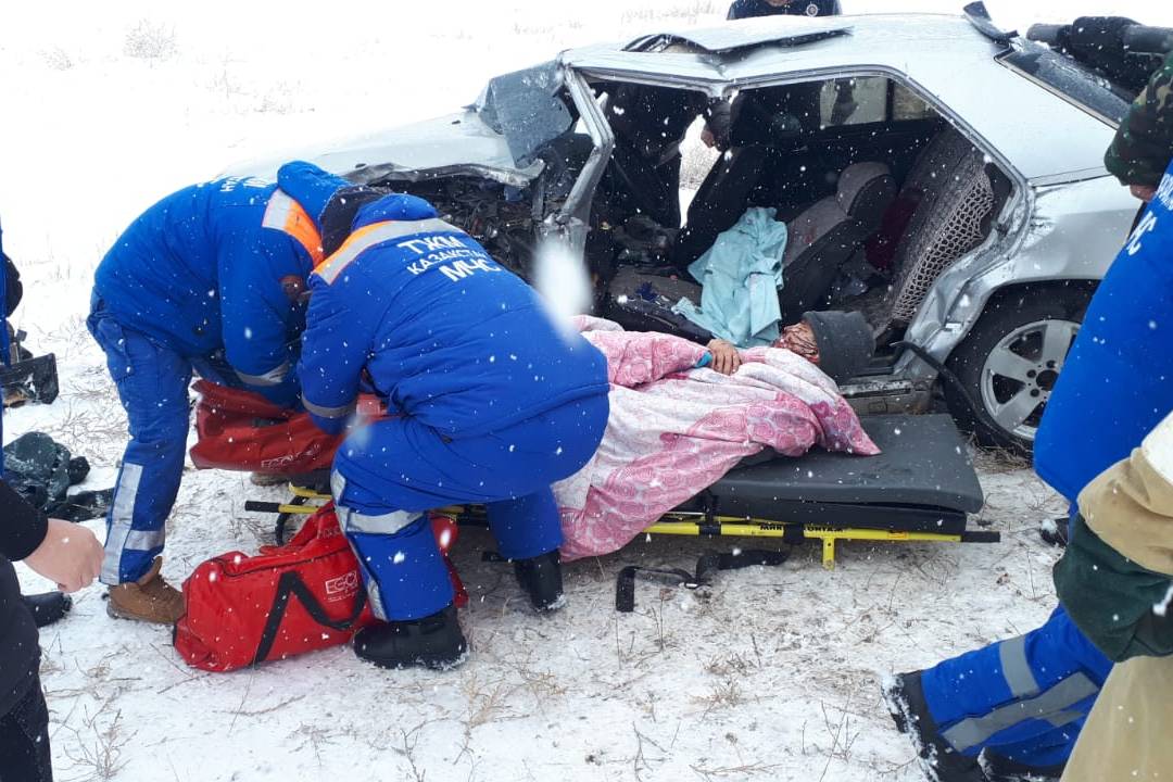 Происшествия в Казахстане и мире / ДТП / Водителя авто, попавшего в ДТП, в тяжелом состоянии доставили в больницу ВКО