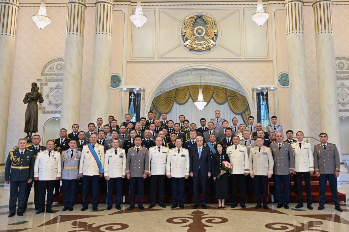Новости Казахстана / Президент РК наградил военных и спасателей, отличившихся в борьбе с паводками