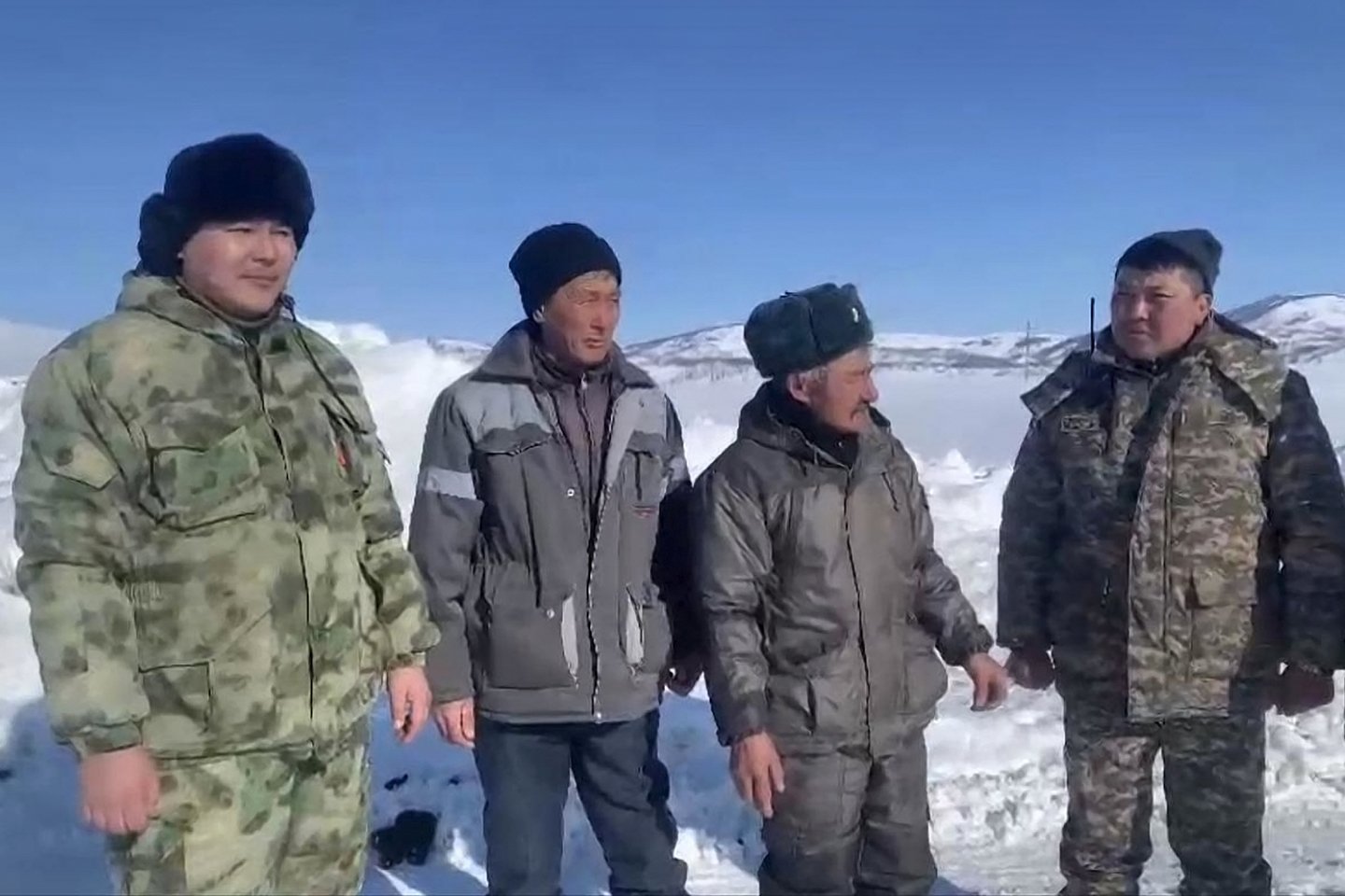 Усть-Каменогорск и ВКО / В Восточном Казахстане очищать дороги от снега помогают военные