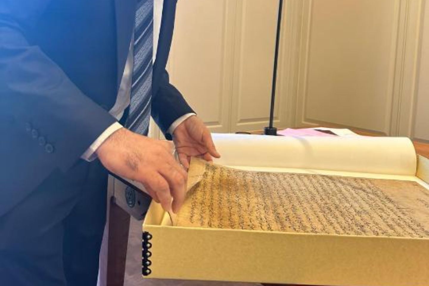 Новости Казахстана / Казахстанские ученые в Гарварде: редкие рукописи получат цифровую жизнь