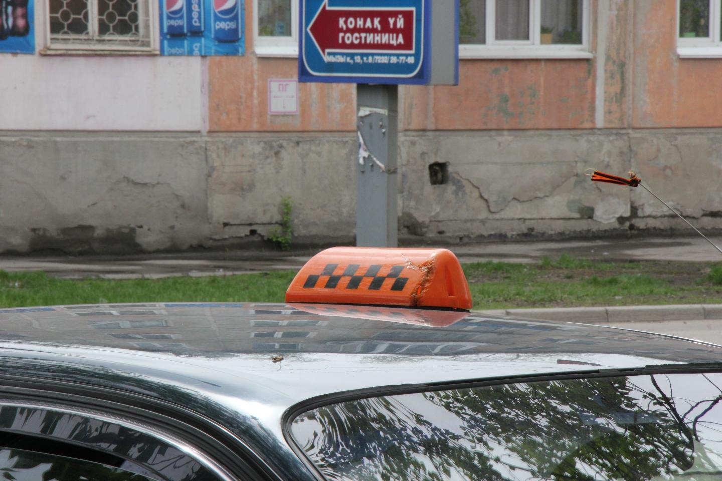 Новости Казахстана / Шетелдіктен 800 АҚШ долларын алған такси жүргізушісі жауапқа тартылды
