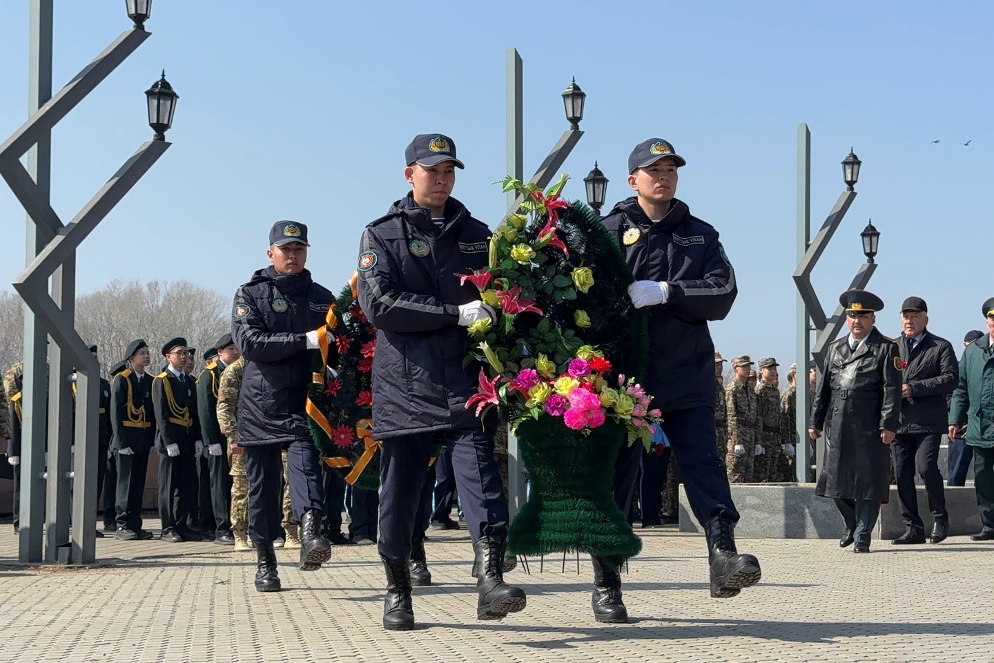 Усть-Каменогорск и ВКО / ШҚО-да тәжік-ауған шекарасында қаза тапқан сарбаздарды еске алды