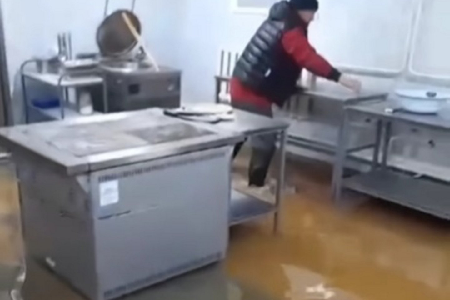 Новости Казахстана / Школьное здание затопило талыми водами в Акмолинской области