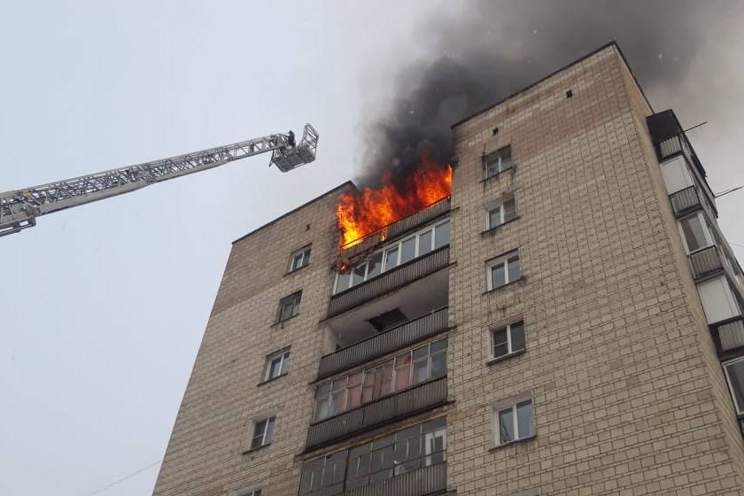 Происшествия в Казахстане и мире / По одной из центральных улиц Усть-Каменогорска начался крупный пожар