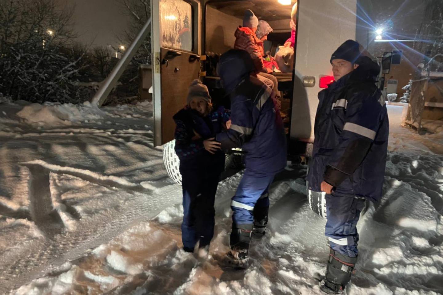 Усть-Каменогорск и ВКО / "Нелетная погода" в ВКО: два автомобиля застряли в снегу за городом