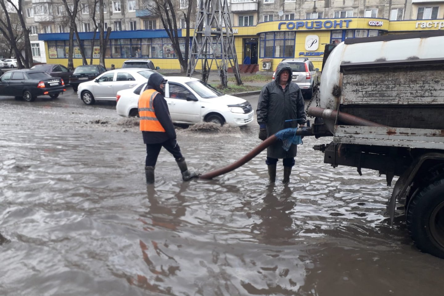 Усть-Каменогорск и ВКО / Усть-Каменогорск / В Усть-Каменогорске с некоторых улиц пришлось откачивать дождевую воду