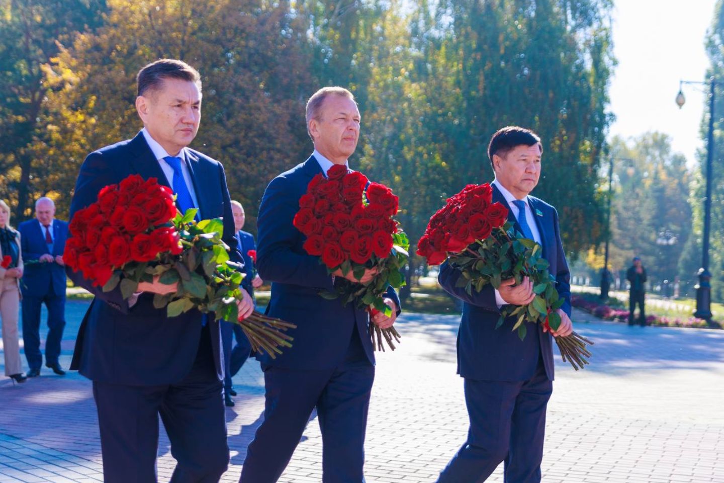 Усть-Каменогорск и ВКО / Участники инвестиционного форума возложили цветы к Вечному огню в ВКО