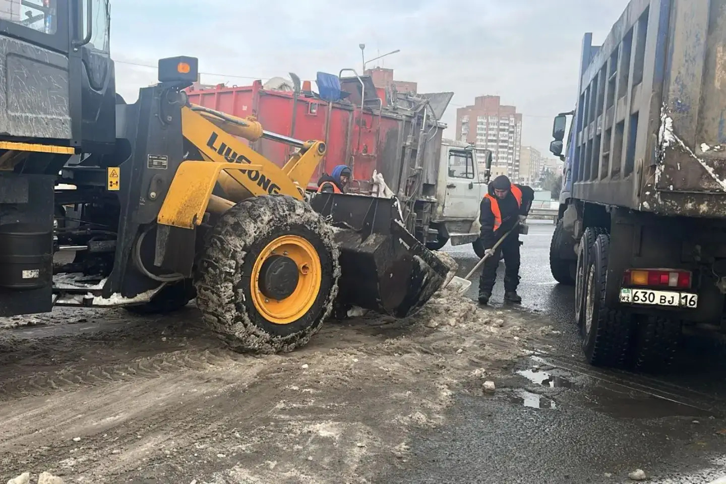 Усть-Каменогорск и ВКО / Өскеменде Ертіс көпірінің үстіндегі шұрық-тесікті жамап қойды