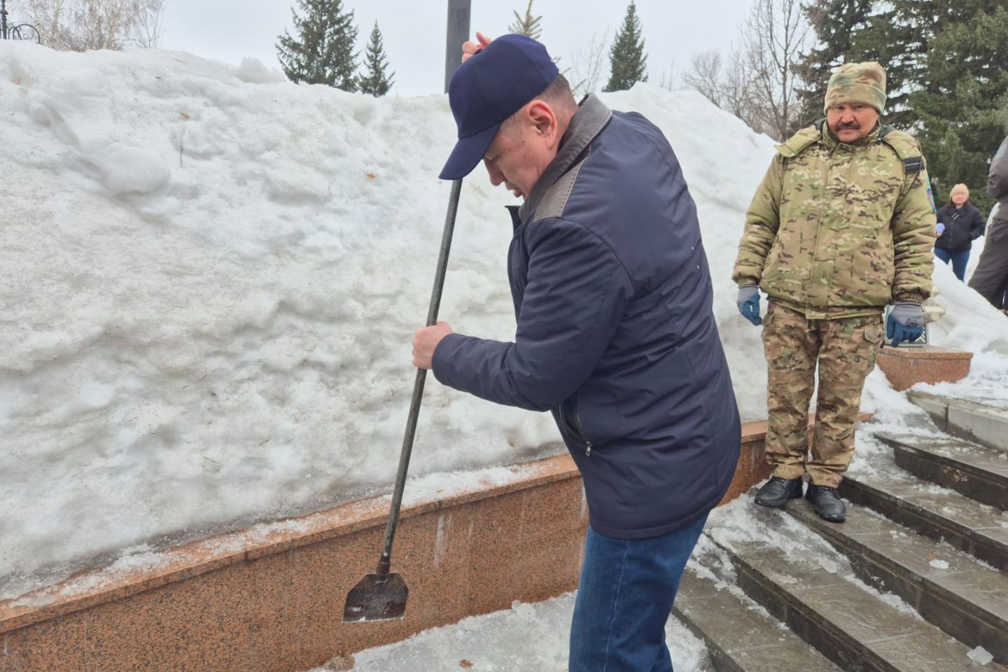 Усть-Каменогорск и ВКО / Усть-Каменогорск / Аким ВКО вышел вместе с горожанами на уборку Усть-Каменогорска