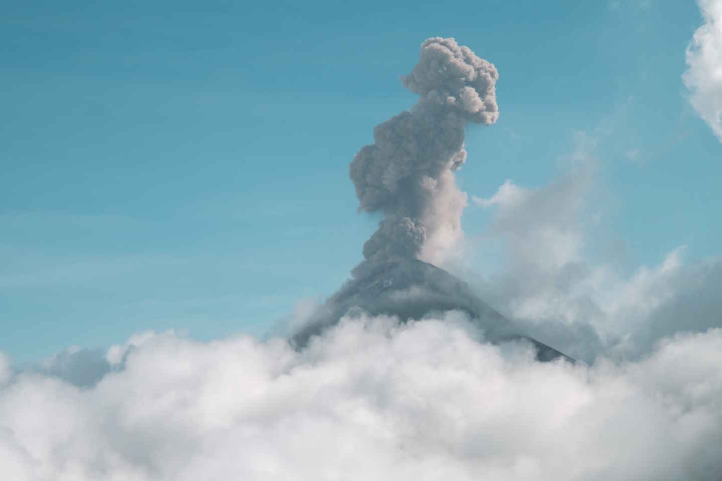 Новости мира / Интересные новости / На Камчатке извергается вулкан Ключевской
