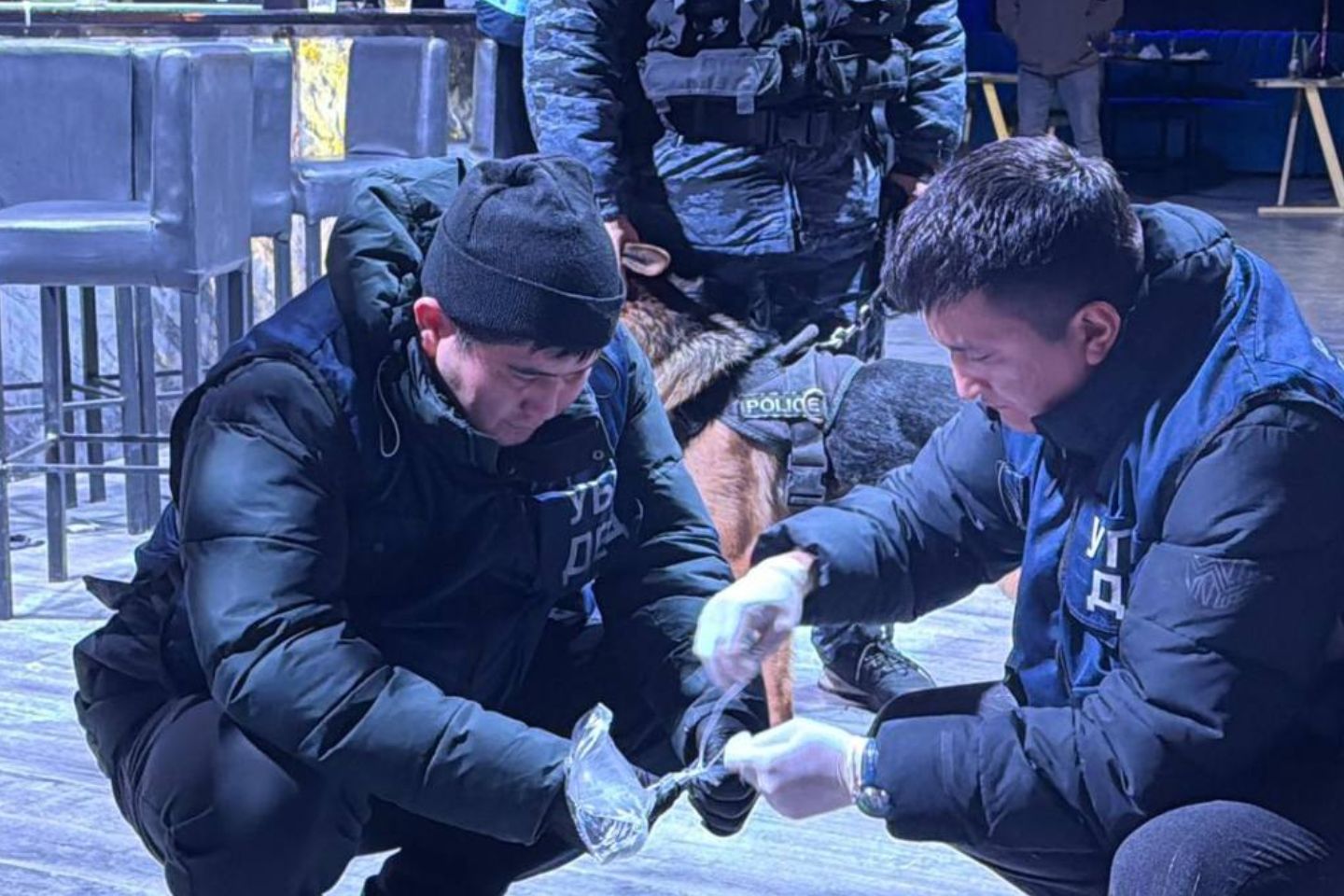 Новости Казахстана / Полиция выявила продажу "веселящего газа" в клубе Кызылорды