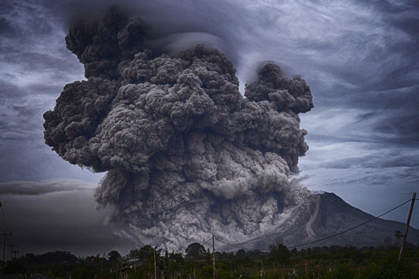 Новости мира / Вулкан Эбеко на Курилах выбросил пепел на высоту 3 километра