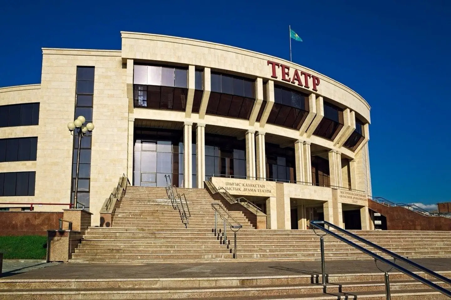 Усть-Каменогорск и ВКО / ШҚО драма және оперетта театрында маусымашар