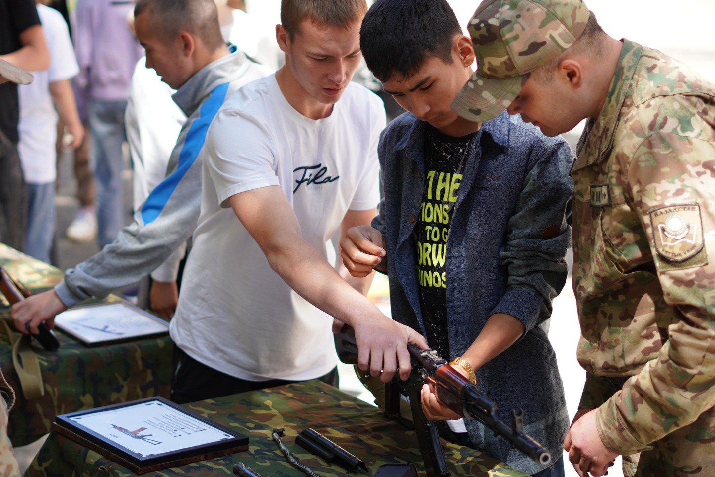 Усть-Каменогорск и ВКО / Өскемендік оқушылар әскери бөлімде болып, сарбаздардың өмірімен танысты Усть-Каменогорск и ВКО / Өскемендік оқушылар әскери бөлімде болып, сарбаздардың өмірімен танысты