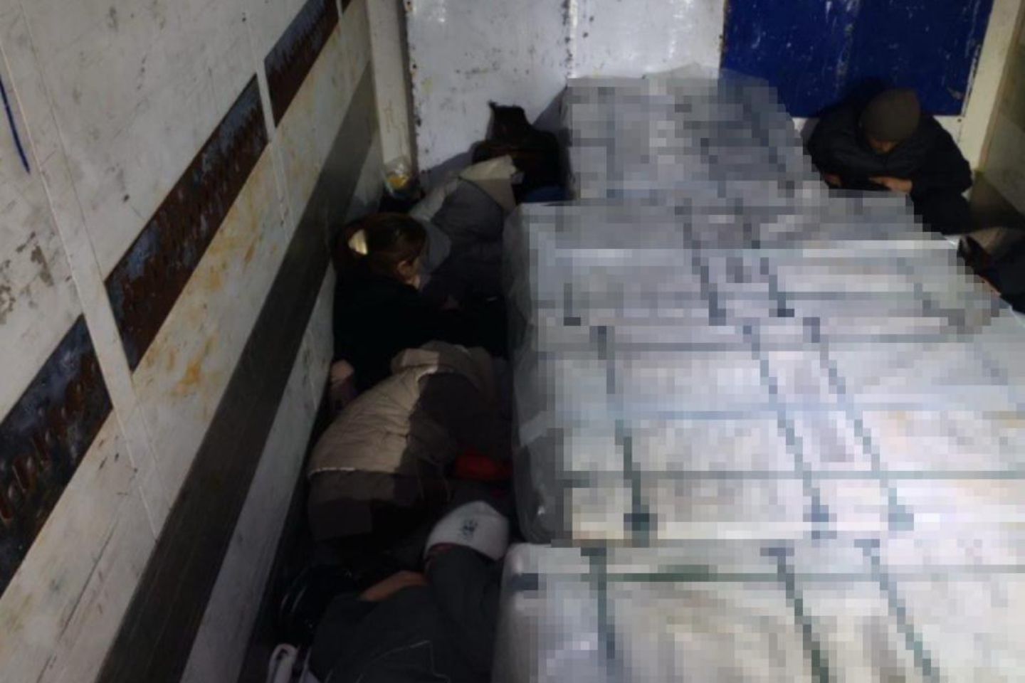 Новости Казахстана / Погранслужба КНБ задержала 10 мигрантов, спрятанных в грузовике