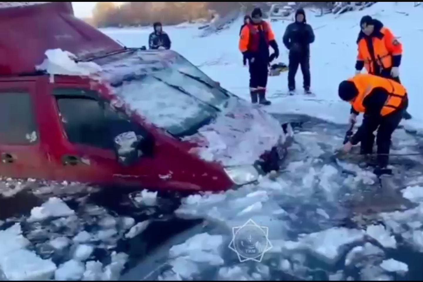 Новости Казахстана / Опасный переезд: грузовик провалился под лед в Западном Казахстане
