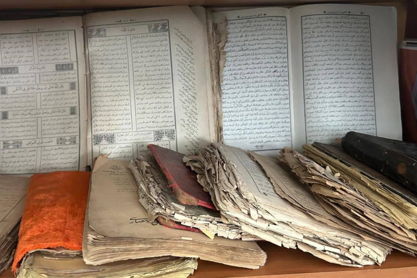 Новости Казахстана / Около 40 древних рукописей и редких книг передали ученым в Жамбылской области