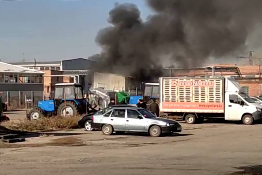 Происшествия в Казахстане и мире / Отходы производства горели в Усть-Каменогорске, были слышны взрывы