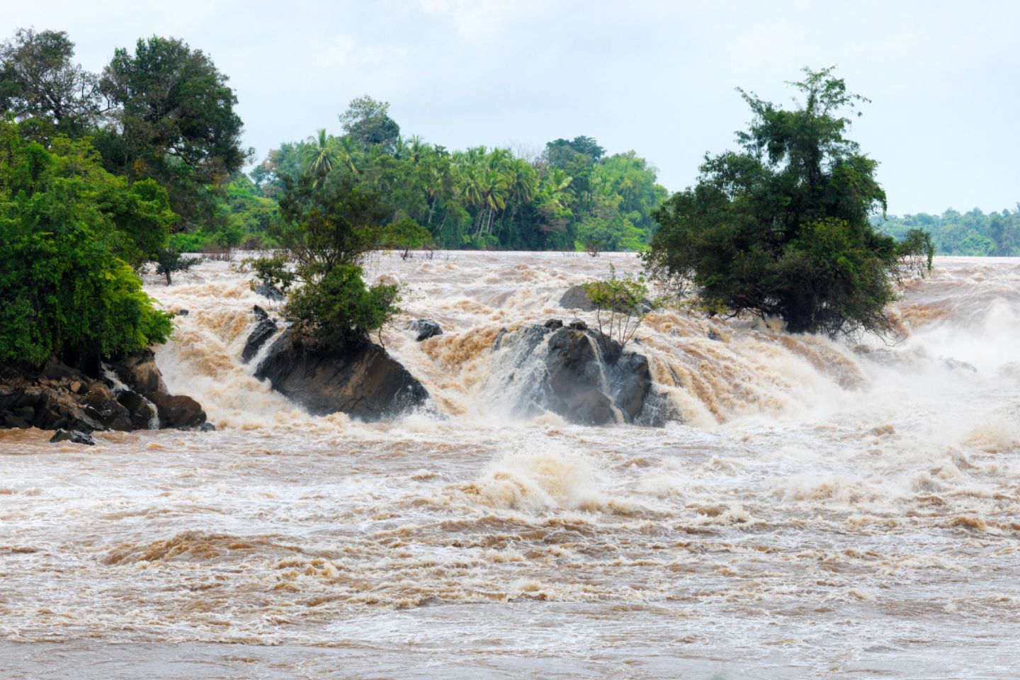 Новости мира / Десятки погибших и сотни тысяч изолированных из-за ливней в Южной Америке