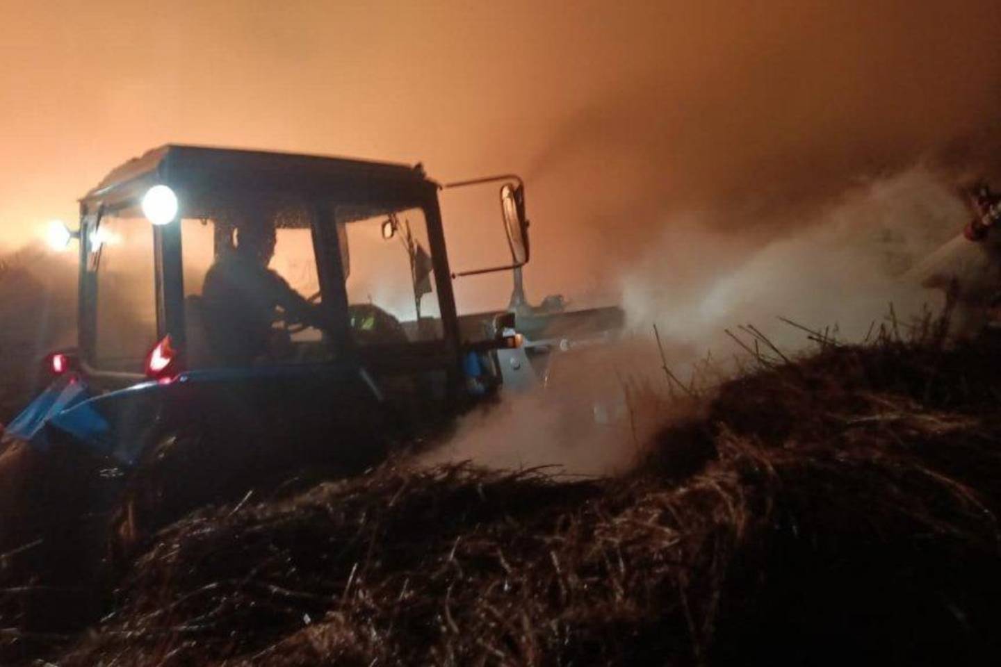 Усть-Каменогорск и ВКО / Детская шалость привела к распространению огня на 30 тонн кормов в ВКО