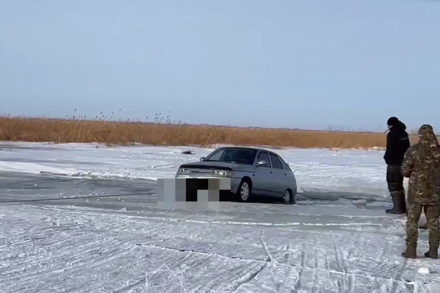 Новости Казахстана / В Костанайской области автомобиль с людьми провалился под лед
