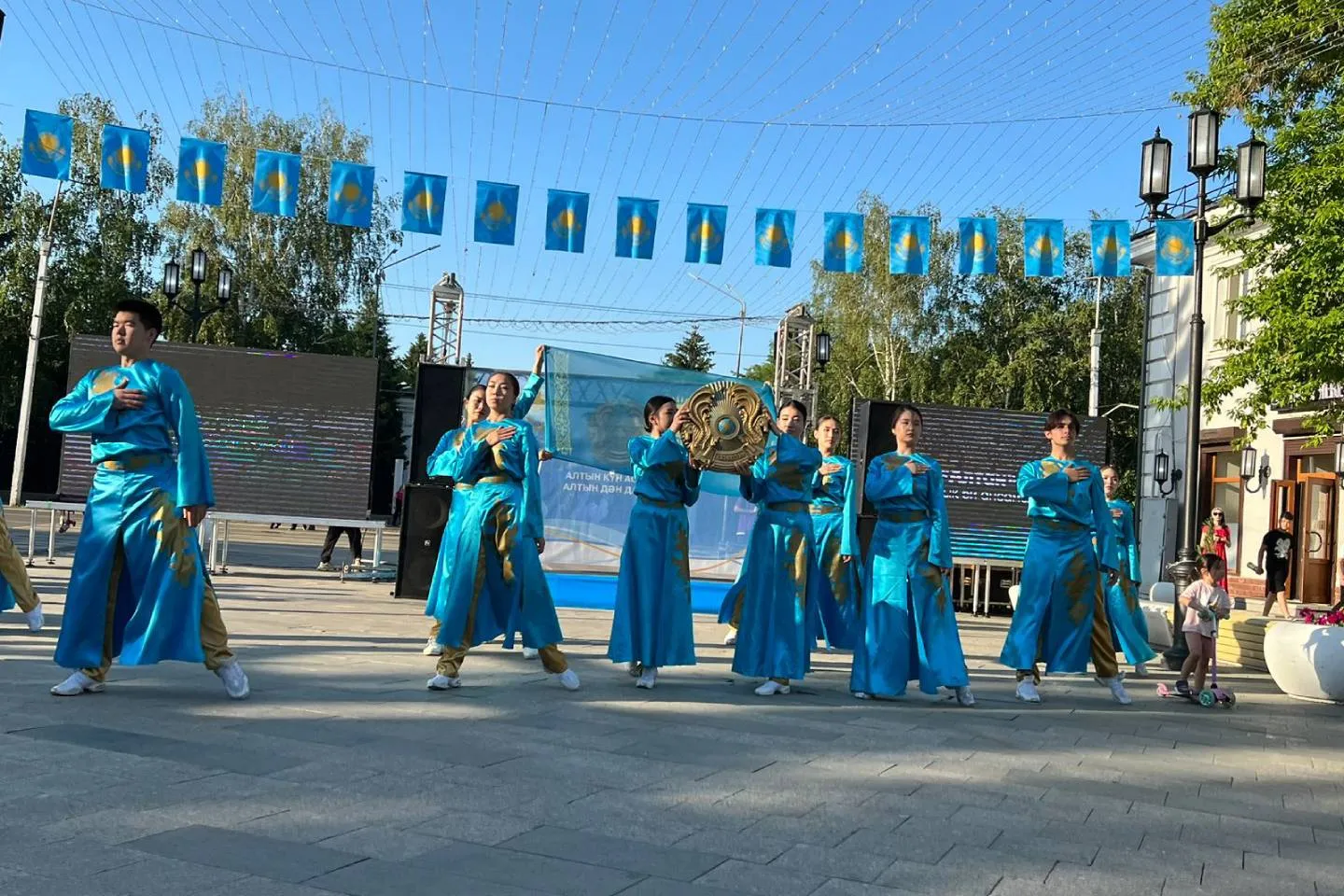 Усть-Каменогорск и ВКО / В Усть-Каменогорске День государственных символов отметят на Арбате