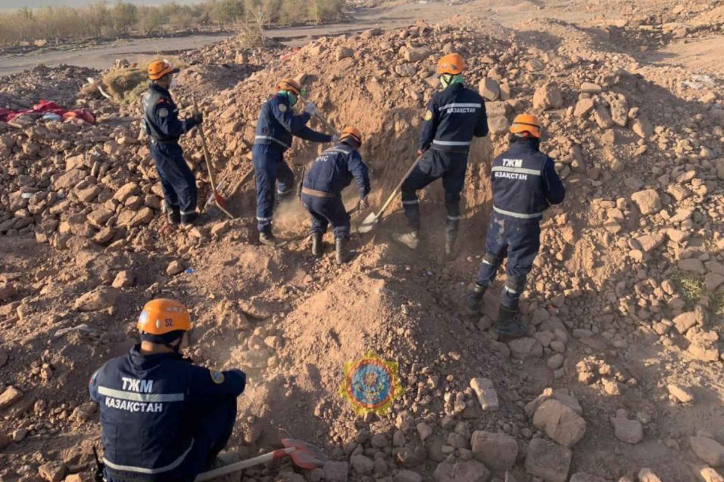 Происшествия в Казахстане и мире / Стихийные бедствия / Казахстанские спасатели работают на завалах в Афганистане
