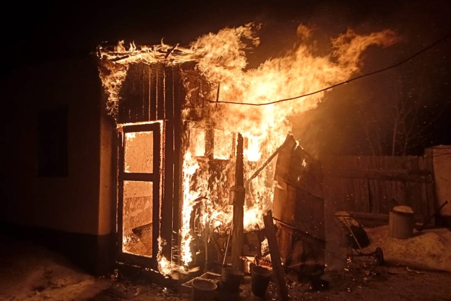 Усть-Каменогорск и ВКО / За сутки спасатели ликвидировали три пожара в ВКО