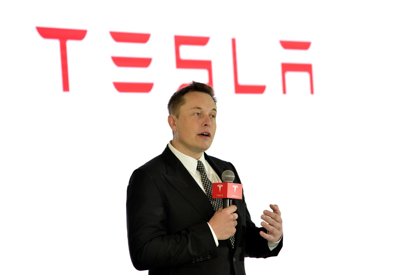 Новости мира / Илон Маск обвинил "оппозицию" в атаках на Tesla