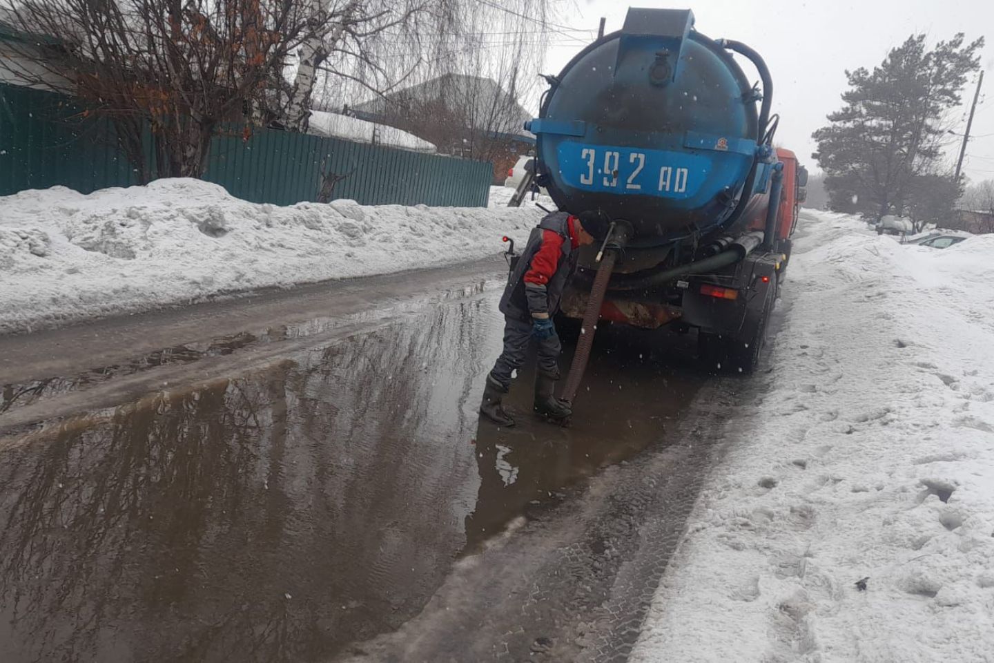 Усть-Каменогорск и ВКО / Усть-Каменогорск / Венеция по усть-каменогорски: коммунальные службы ведут откачку воды с улиц и дворов