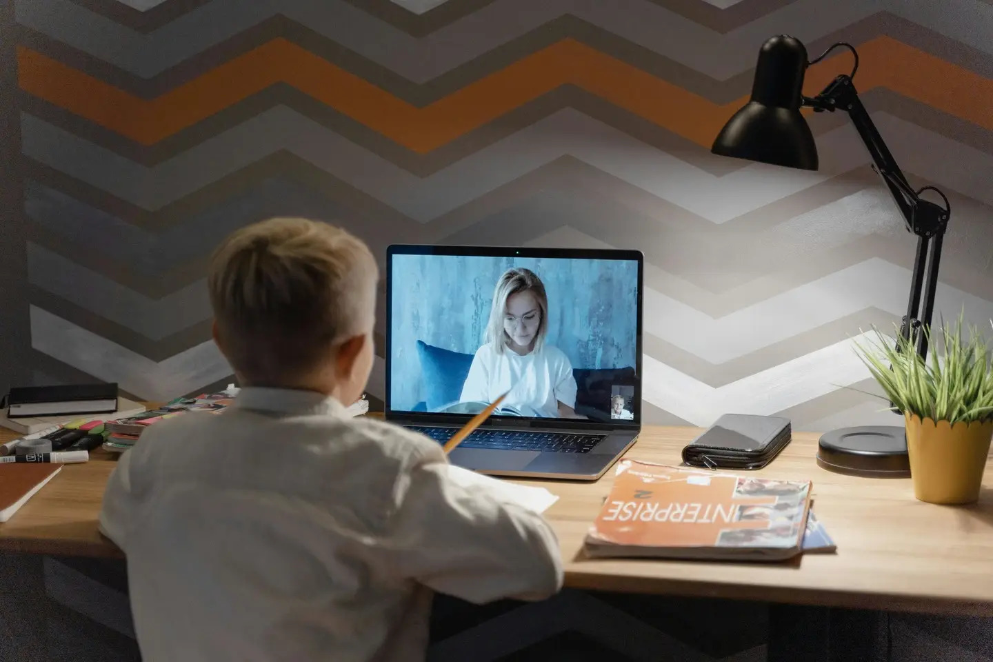 Усть-Каменогорск и ВКО / ШҚО мектептері бүгін онлайн форматқа көшті