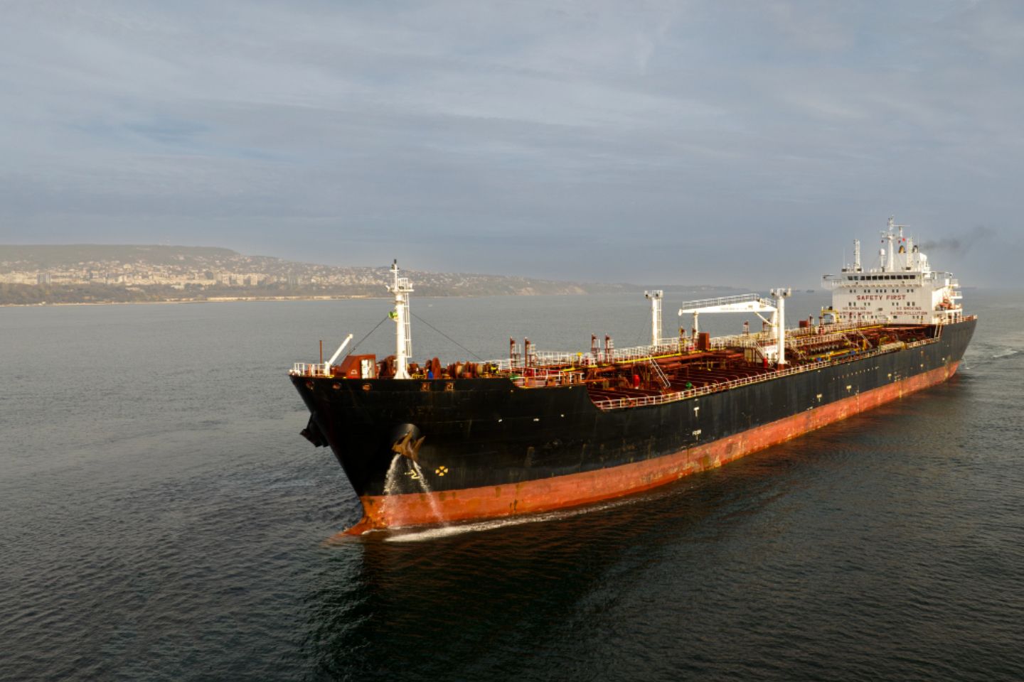 Новости мира / Судоходство через Ормузский пролив рухнуло почти в восемь раз