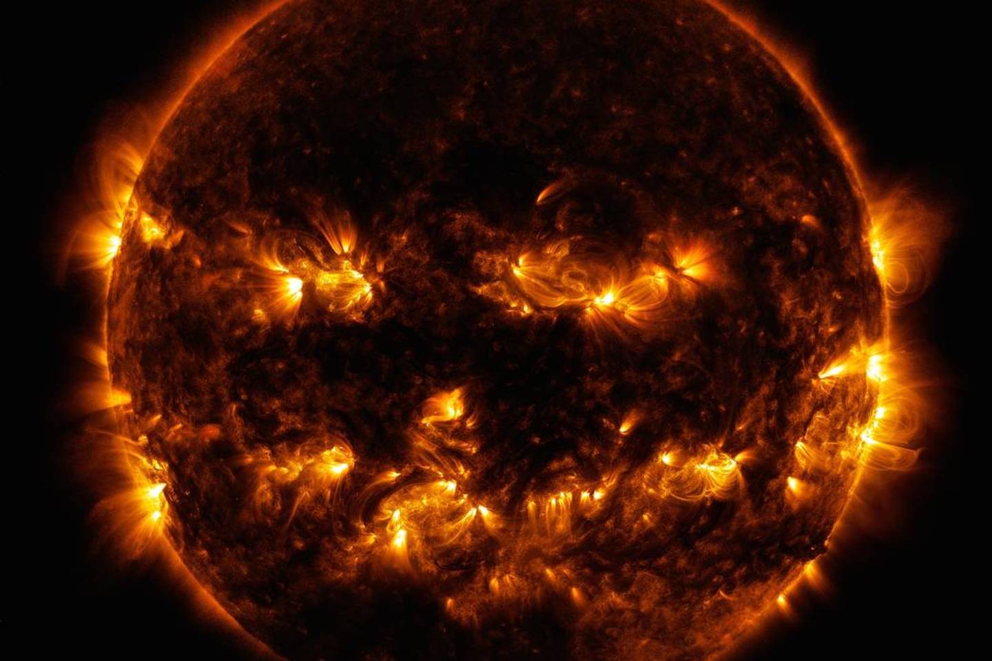 Новости мира / Интересные новости / Ученые обнаружили на Солнце быстро растущее пятно