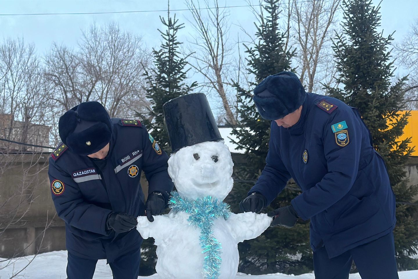 Усть-Каменогорск и ВКО / Усть-Каменогорск / Снеговик "обуглился" во время наглядного эксперимента Департамента по ЧС ВКО Усть-Каменогорск и ВКО / Усть-Каменогорск / Снеговик "обуглился" во время наглядного эксперимента Департамента по ЧС ВКО