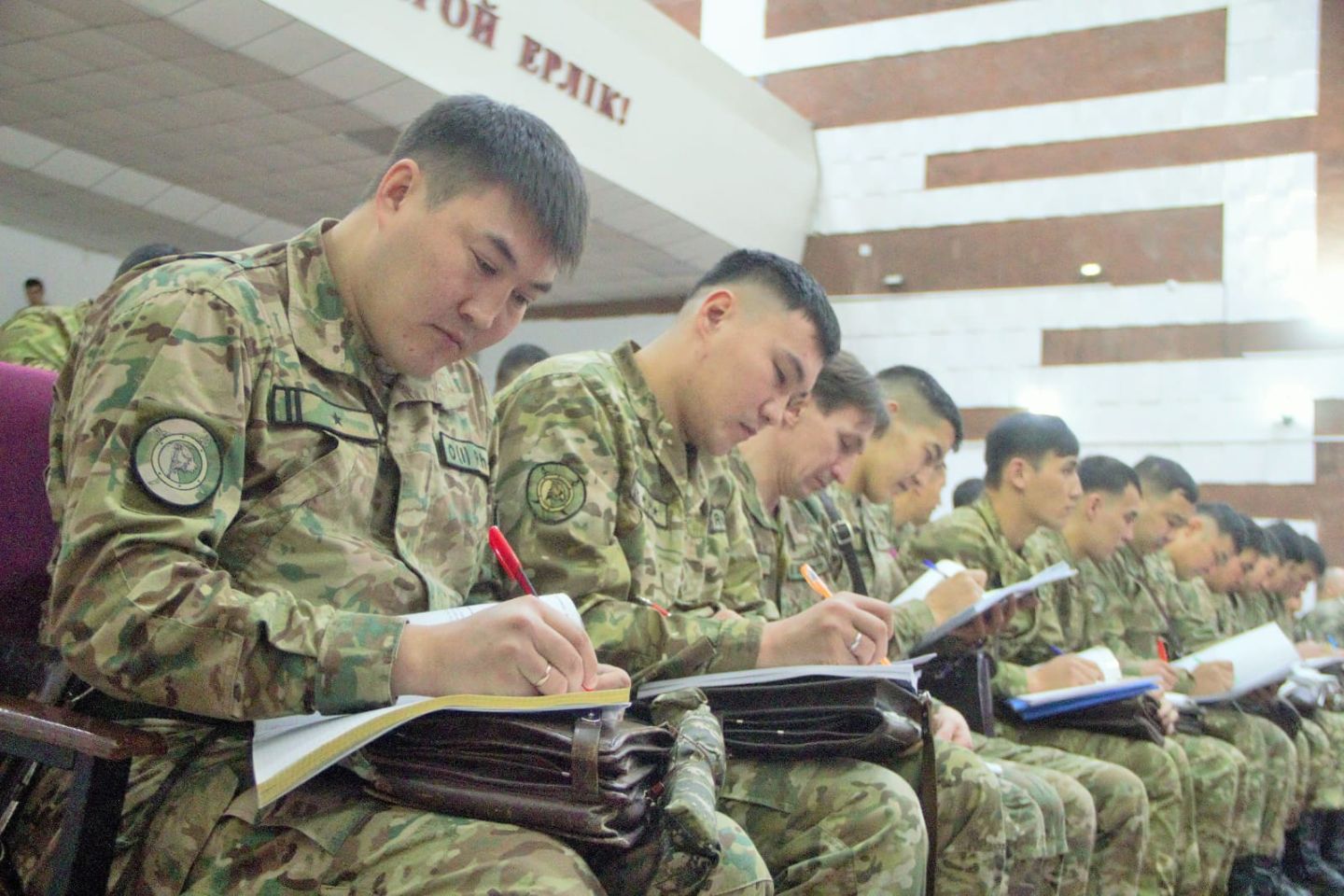 Усть-Каменогорск и ВКО / После праздников за парты: у гвардейцев ВКО начался зимний период обучения Усть-Каменогорск и ВКО / После праздников за парты: у гвардейцев ВКО начался зимний период обучения