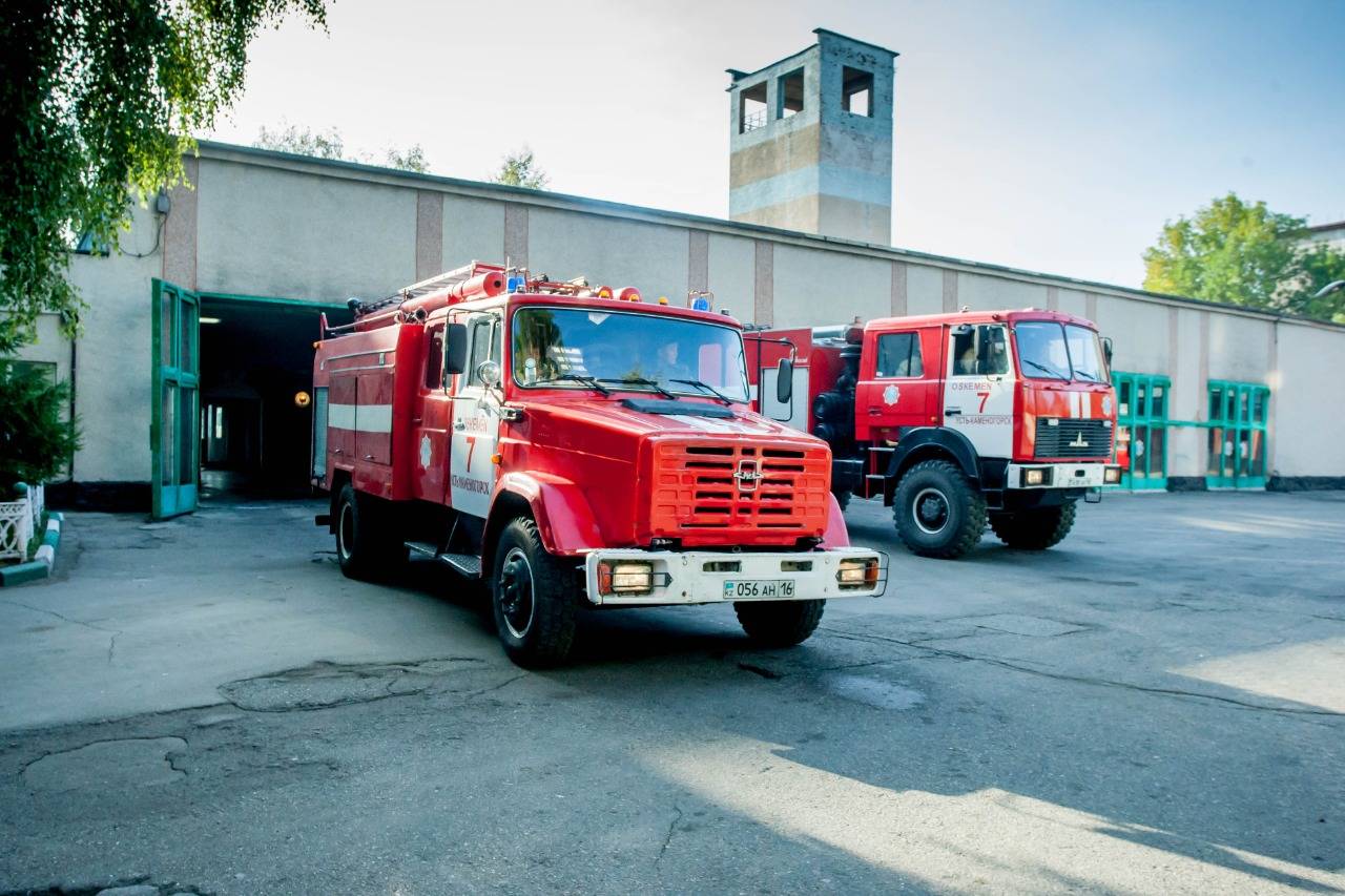 Происшествия в Казахстане и мире / Пожарные потушили огонь в здании акимата ВКО