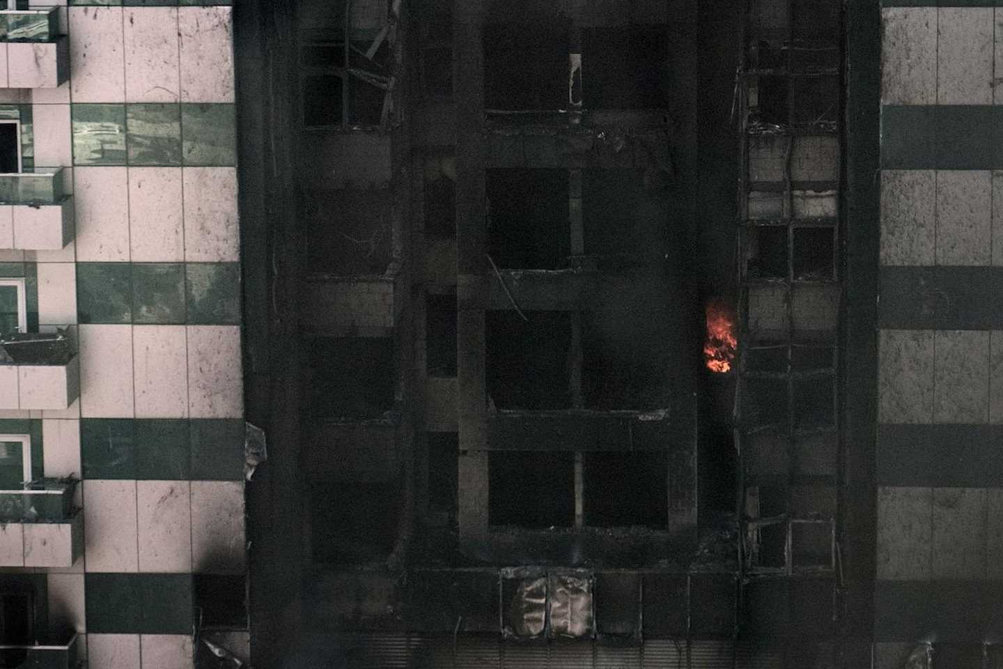 Происшествия в Казахстане и мире / ЧП в Казахстане и в мире / Три десятка человек пришлось эвакуировать из-за пожара в одном из ЖК в Алматы