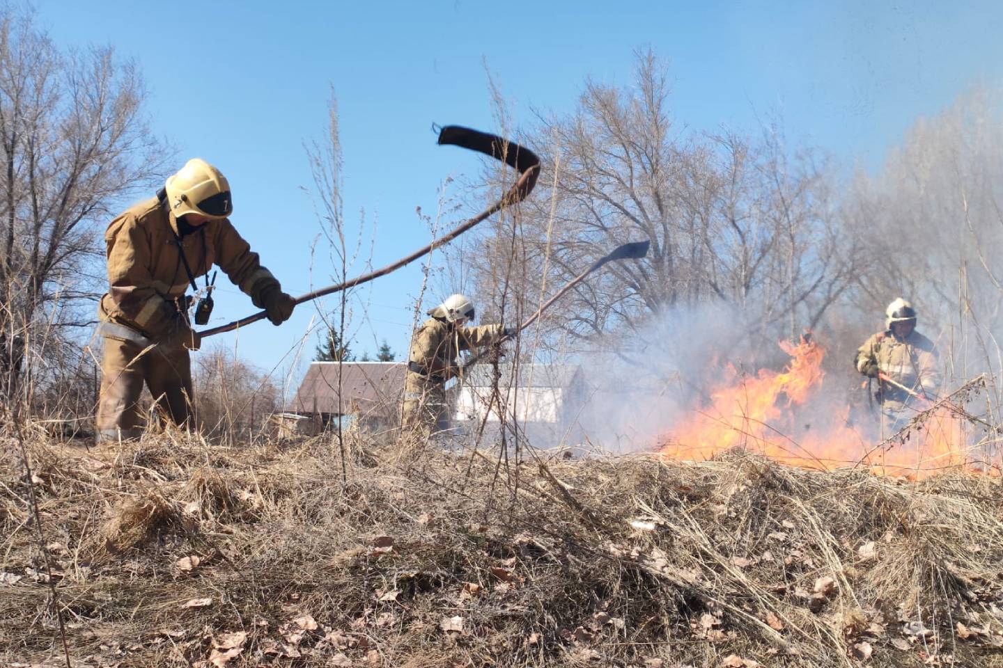 Усть-Каменогорск и ВКО / За минувшие выходные спасатели ВКО ликвидировали более 20 возгораний травы