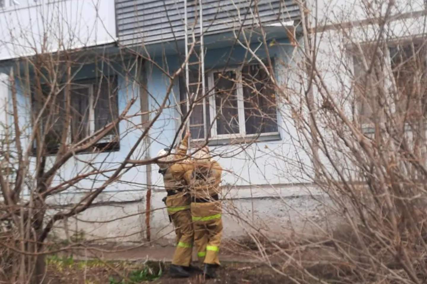 Происшествия в Казахстане и мире / Запертую в квартире бабушку спасли пожарные в Белоусовке
