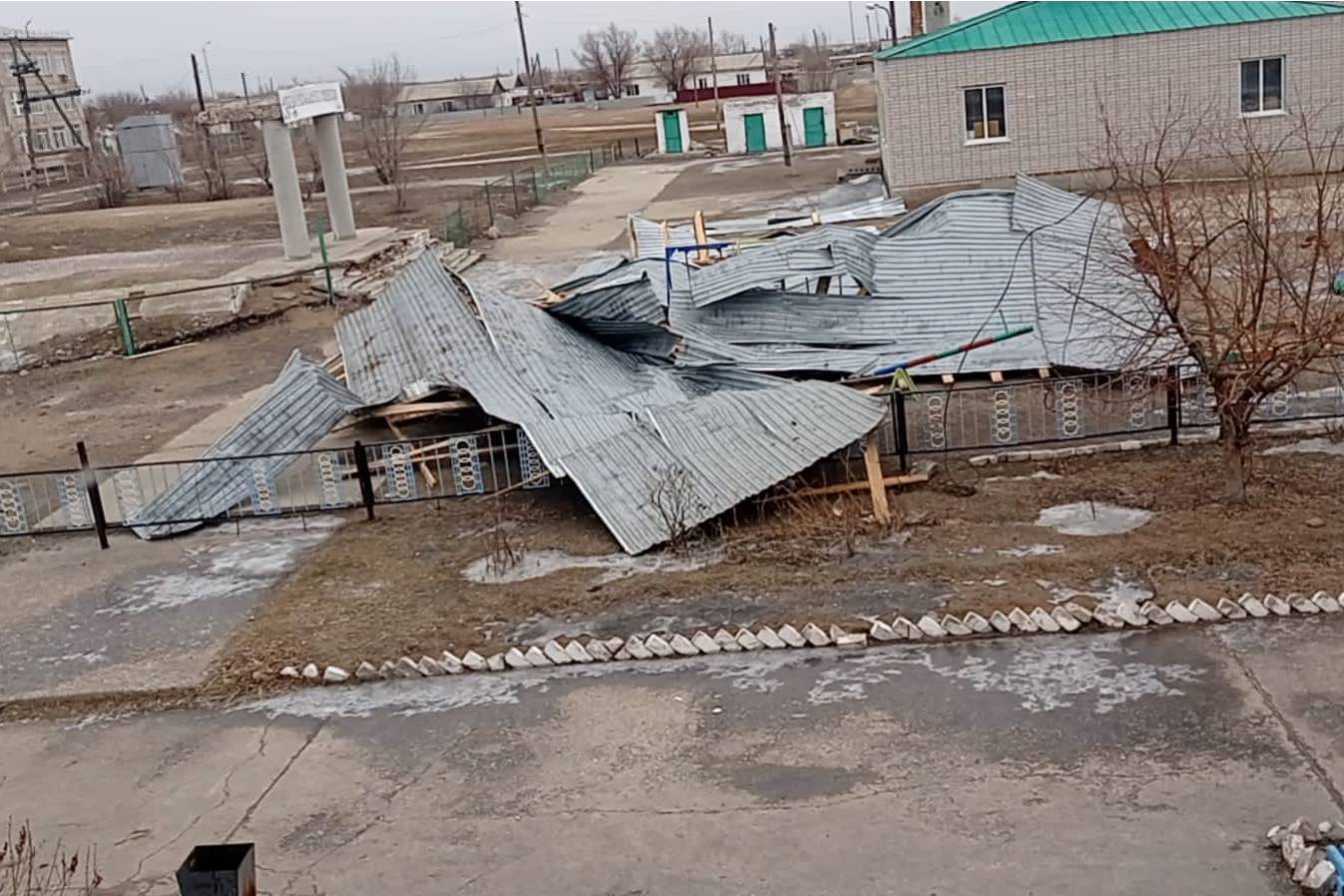 Происшествия в Казахстане и мире / Ураганный ветер сносит крыши восточноказахстанцам