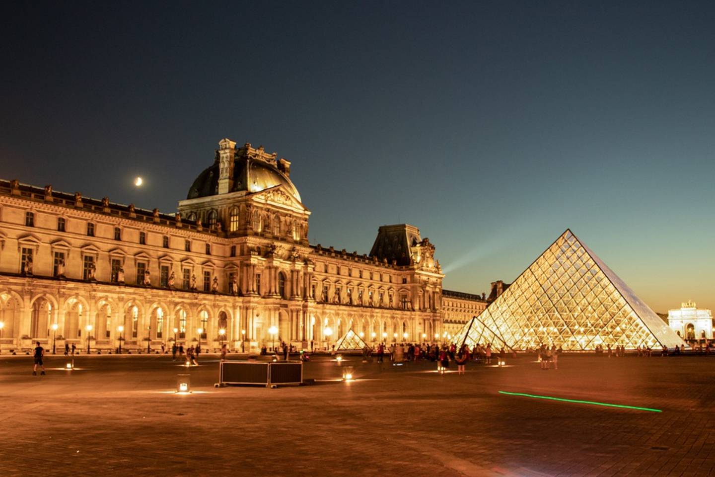 Новости мира / Интересные новости / Вандализм в Париже: мужчина размазал торт о картину "Мона Лиза"