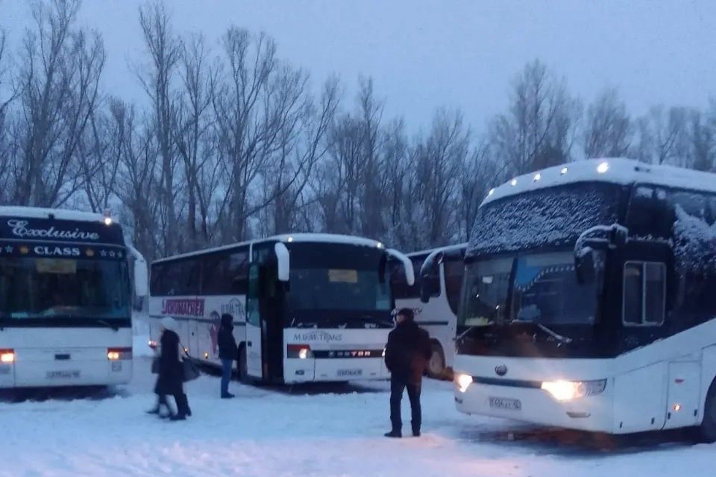 Усть-Каменогорск и ВКО / Глубокое (Глубоковский р-он) / Құтқарушылар жолда қалғандарға көмекке келді