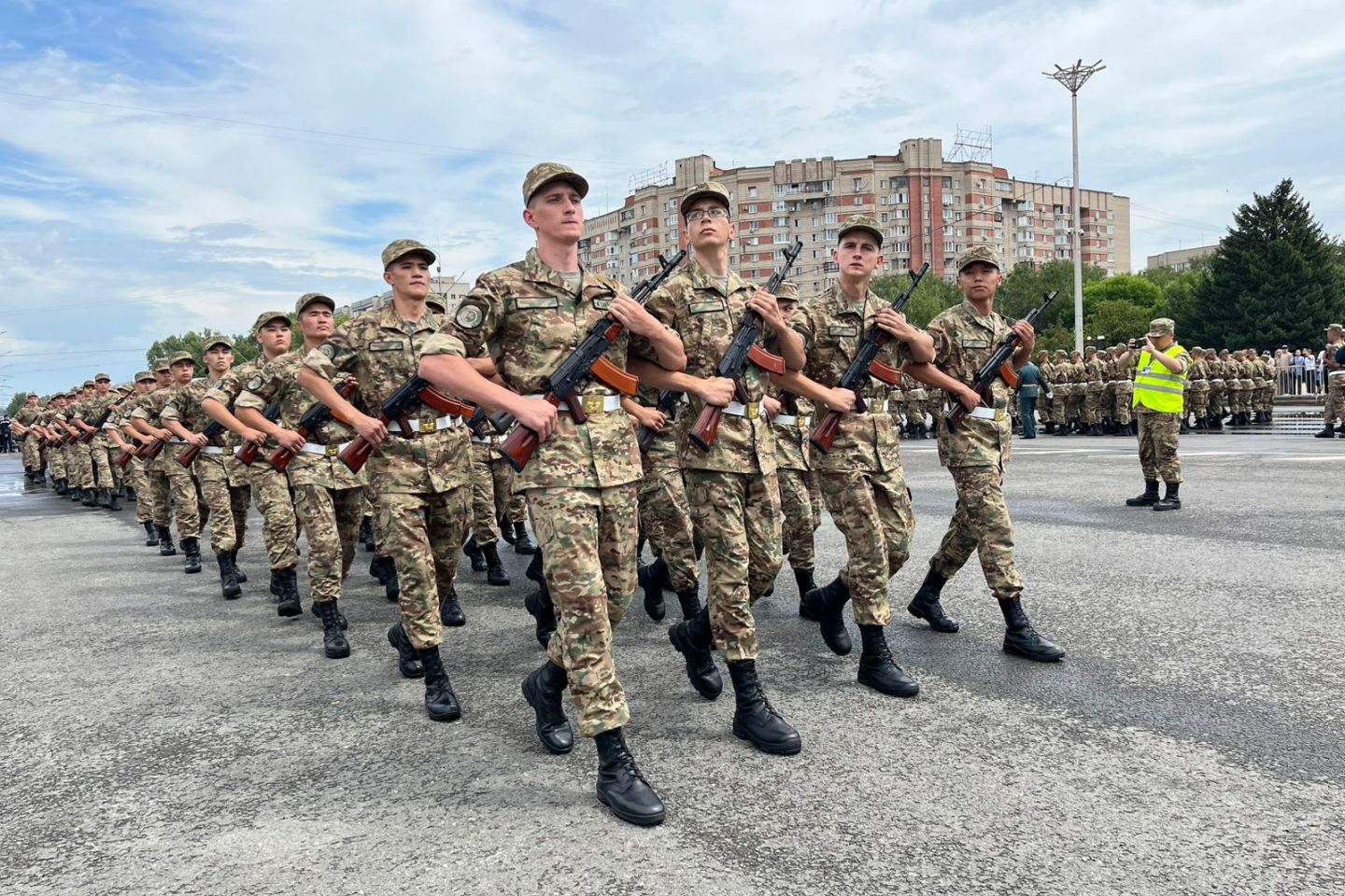 Усть-Каменогорск и ВКО / Шығыста жас сарбаздар ант берді