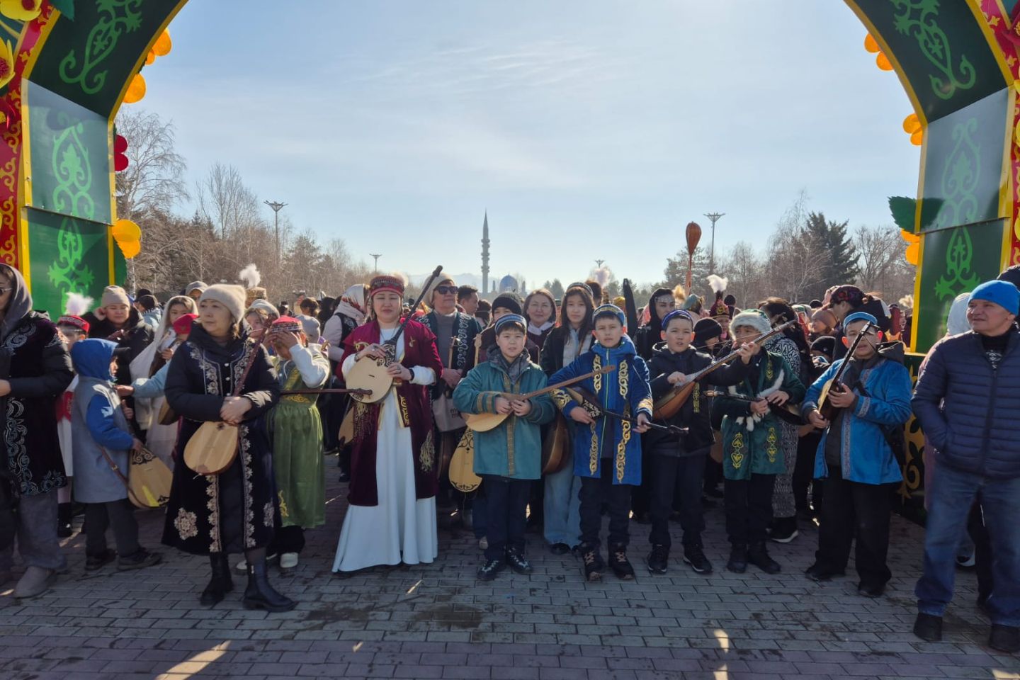 Усть-Каменогорск и ВКО / Усть-Каменогорск / На рекорд Гиннесса: почти четыре тысячи домбристов исполнили "Ақбұлақ" в ВКО
