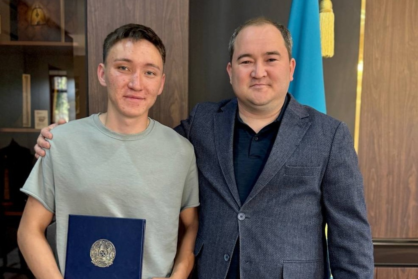 Усть-Каменогорск и ВКО / Өскемен әкімі баланы құтқарып қалған студентпен кездесті