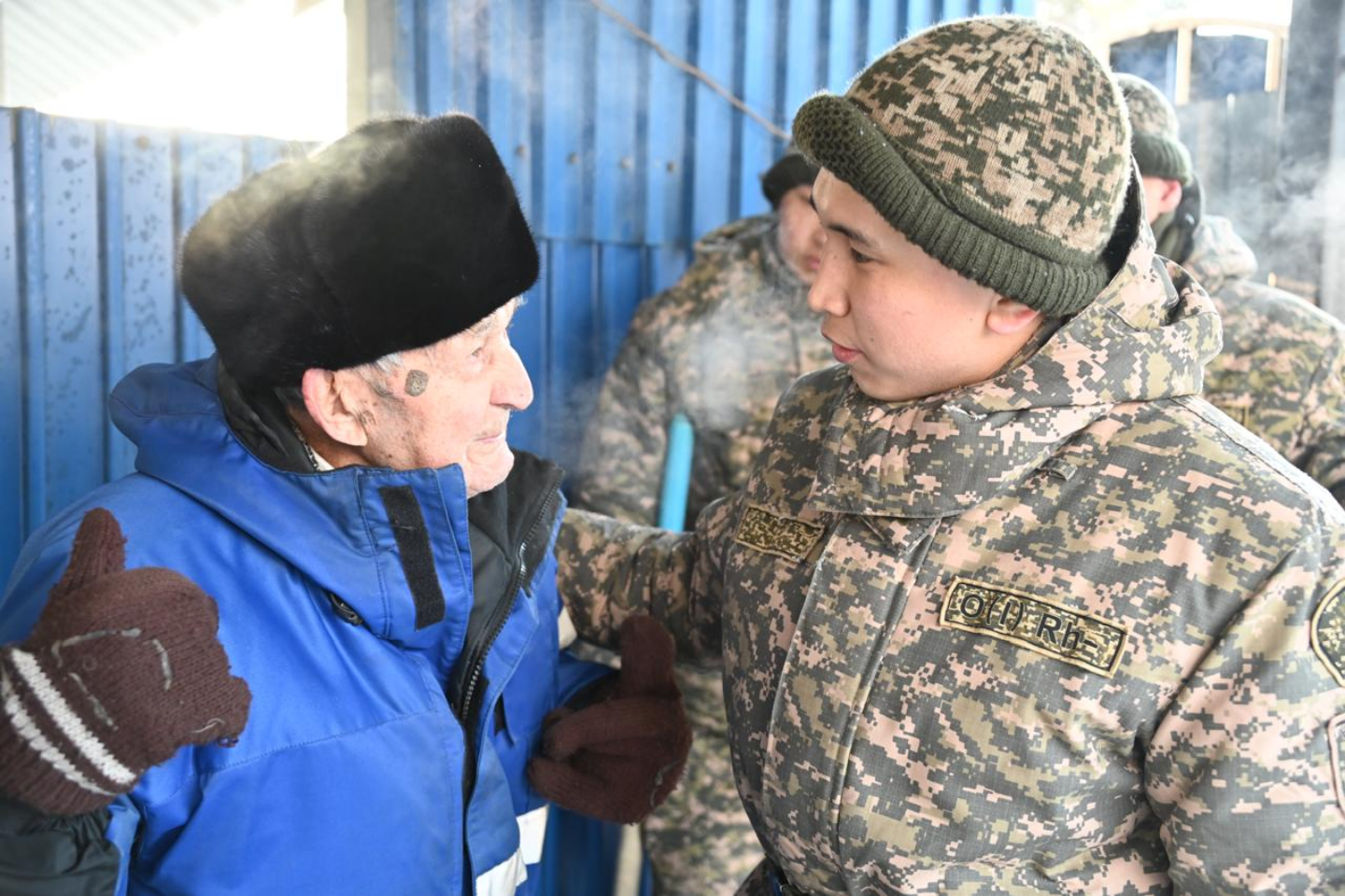 Усть-Каменогорск и ВКО / Усть-Каменогорск / Военные Восточного Казахстана посетили одного из последних ветеранов ВОВ