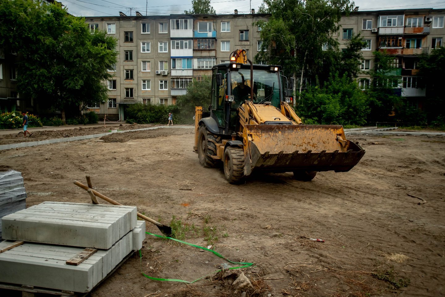 Усть-Каменогорск и ВКО / Усть-Каменогорск / Благоустройству дворов в Усть-Каменогорске мешает нерасторопность поставщиков