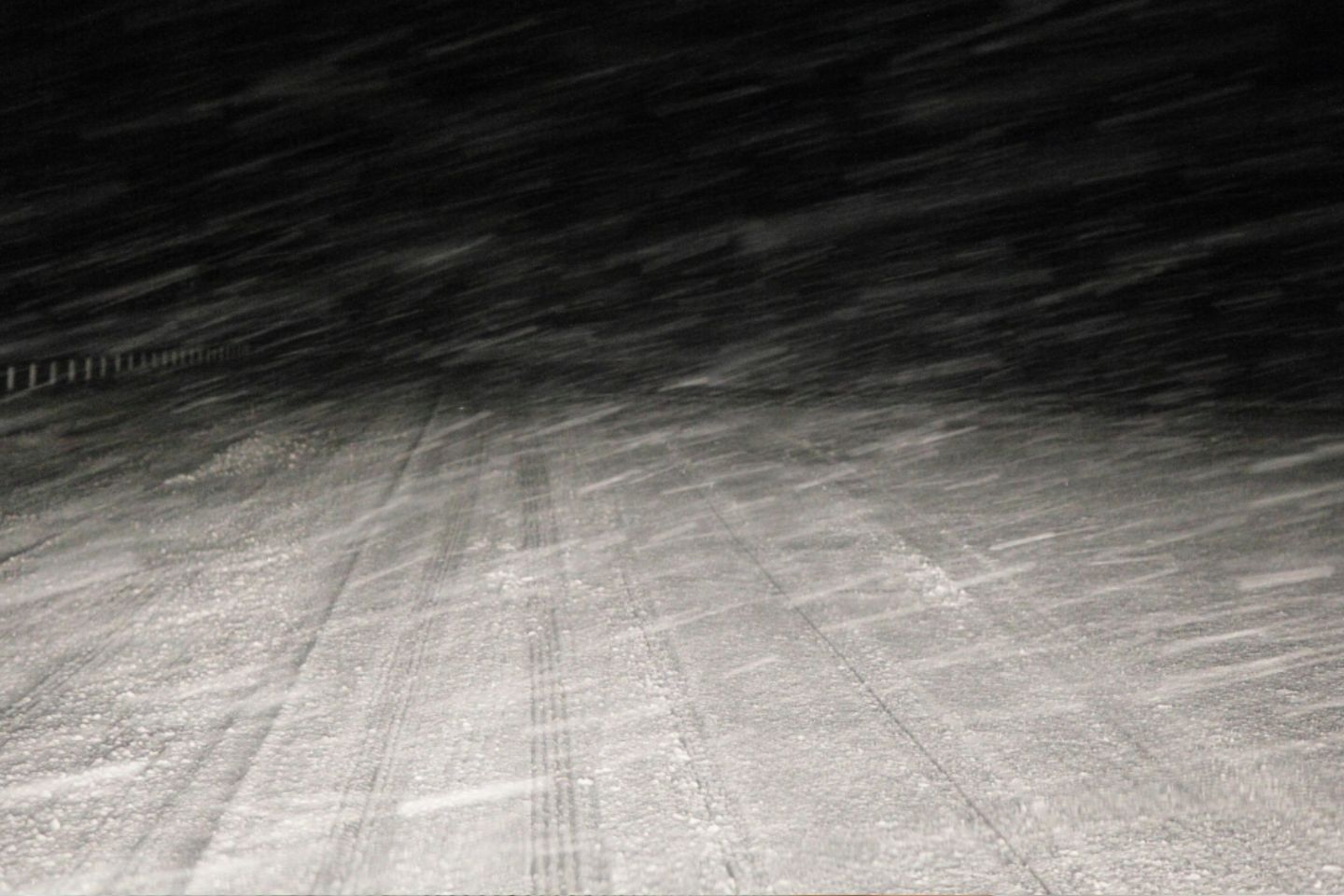 Новости Казахстана / Пассажиров с детьми спасли на закрытой автодороге в Казахстане 