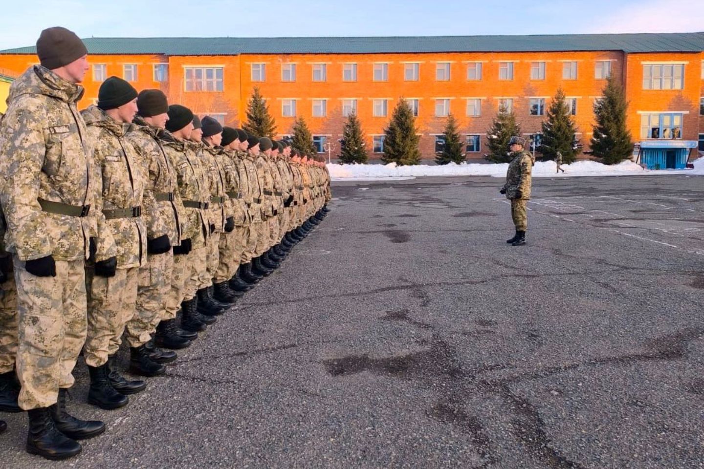 Усть-Каменогорск и ВКО / В ВКО торжественно проводили защитников Родины