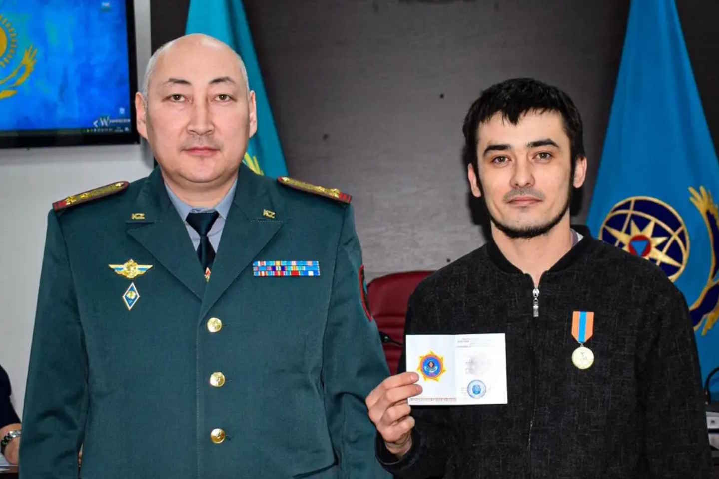 Новости Казахстана / Общество в Казахстане / В Кокшетау вручили медаль мужчине, спасшему тонущего ребенка
